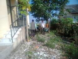 Lurah Kertasari Pimpin Bersih Bersih Halaman Bersama Ketua RT dan RW