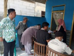 Lurah Kertasari Dampingi PSM, Ketua Rt, dan RW Dalam Pendistribusian BLTS.