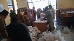 Warga Kertasari Antusias Menerima Bantuan Pangan Beras Dan Minyak Goreng