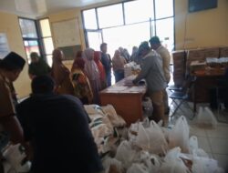 Warga Kertasari Antusias Menerima Bantuan Pangan Beras Dan Minyak Goreng